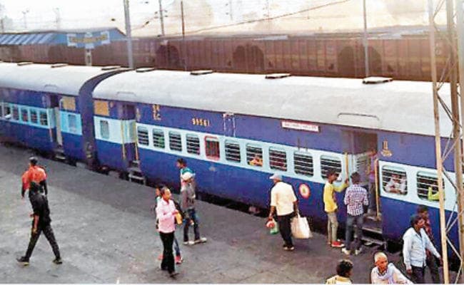 झारखंड : स्टेशन मैनेजर से चालक कर रहे शिकायत, सर! धूल से नहीं दिखाई देता सिग्नल व ट्रैक, कैसे रोकें ट्रेन