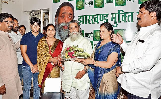 सिल्ली-गोमिया उपचुनाव : सुदेश महतो, सीमा समेत तीन ने पर्चे खरीदे, झाविमो ने किया समर्थन, रणनीति पर हुई चर्चा