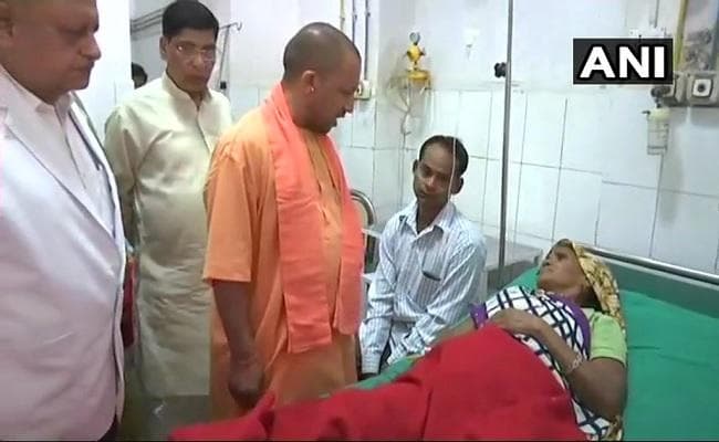 तूफान पीड़ितों का हाल जानने आगरा पहुंचे सीएम योगी, अस्पताल में जाना घायलों का हाल