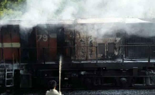 उदयपुर सिटी एक्सप्रेस के इंजन में लगी आग, अफरा-तफरी के बीच...