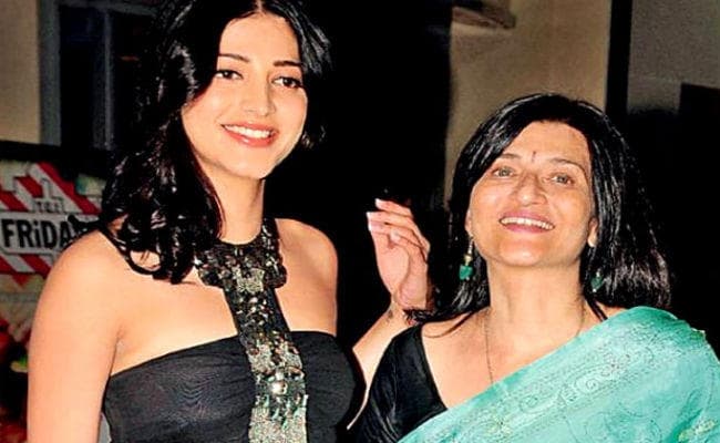 जब महेश मांजरेकर की फिल्म के सेट पर बेटी श्रुति से मिलने पहुंचीं सारिका, जानें