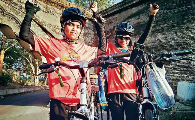 जमशेदपुर : रेप के खिलाफ मुहिम पर निकलीं छात्राएं सावित्री और उर्मिला