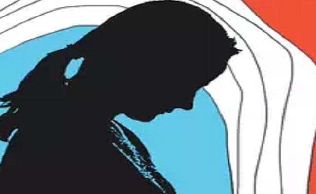 यूपी : यौन उत्पीड़न से परेशान होकर दो लड़कियों ने छोड़ा स्कूल