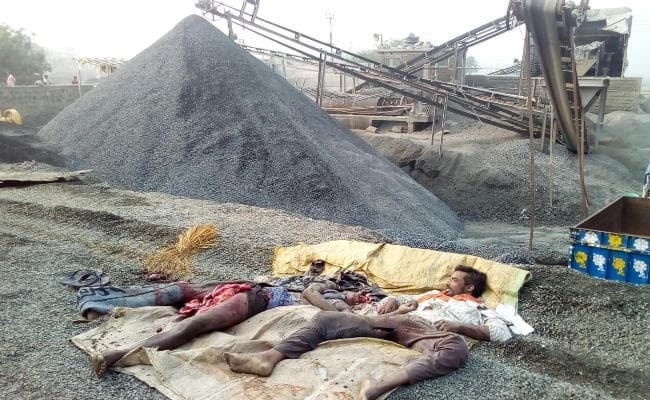 रेलवे रैक लोडिंग साइडिंग के पास सो रहे दो लोगों को हाइवा ने कुचला