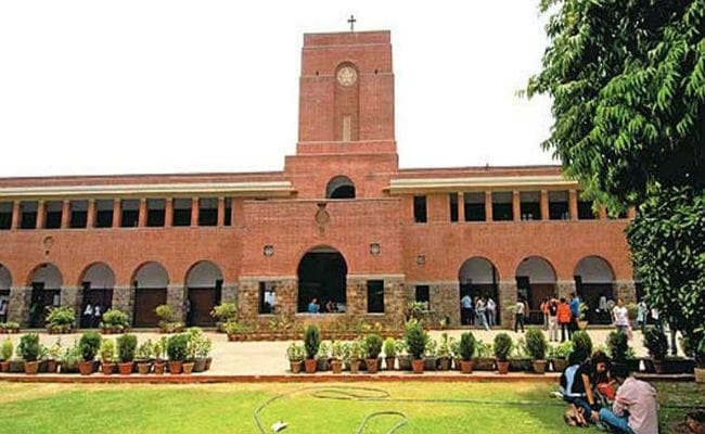 दिल्‍ली के सेंट स्टीफंस में शरारती तत्वों ने लिखा - मंदिर यहीं बनायेंगे