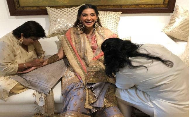 सोनम कपूर की मेहंदी सेरेमनी में पहुंची दिग्गज फिल्मी हस्तियां