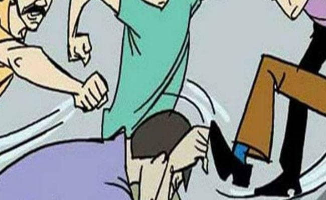 प्याज चोरी के आरोप में ट्रैक्टर चालक की जमकर पिटाई, सिर-मूंछ मुंड कर कालिख पोती