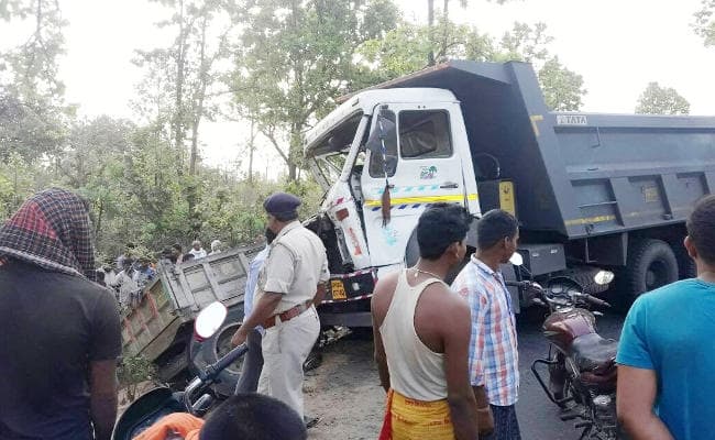 ट्रैक्टर-हाइवा की सीधी भिड़ंत, एक की मौत, हजारीबाग-बड़कागांव रोड जाम