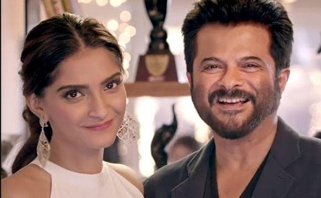 सोनम कपूर की मेहंदी सेरेमेनी में अनिल कपूर ने ज‍मकर लगाये ठुमके, देखें वीडियो