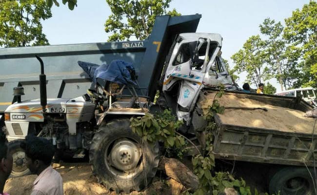बड़कागांव :  हाइवा ने बालू लदे ट्रैक्टर को टक्कर मारा, दो की मौत, 10 घायल