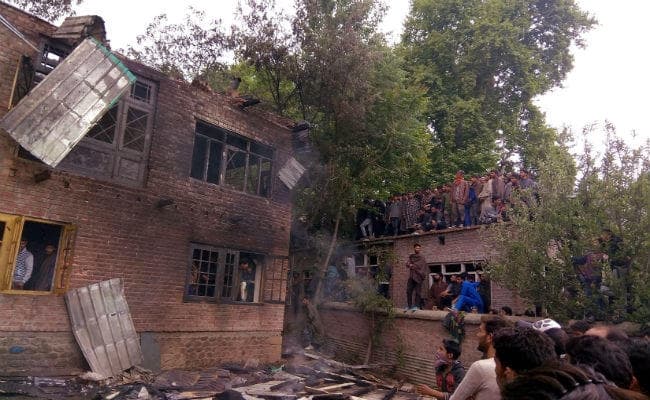 जम्मू कश्मीर : मारे गये आतंकी को बंदूक की सलामी देती मां का वीडियो वायरल