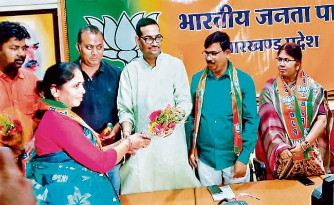 झारखंड: तिलेश्वर की पत्नी ने झामुमो छोड़ भाजपा का दामन थामा