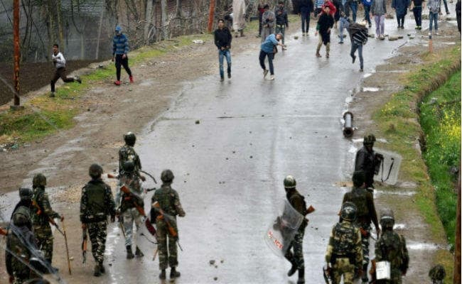 जम्मू-कश्मीर: पथराव में पर्यटक की मौत, मुख्यमंत्री महबूबा मुफ्ती ने कहा- सिर शर्म से झुका