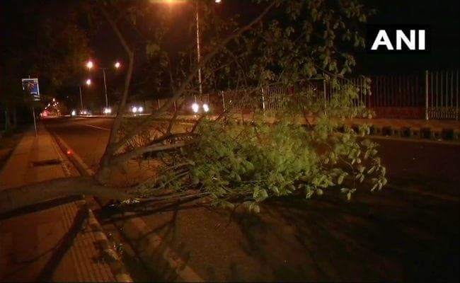 मौसमः केदारनाथ में भारी बर्फबारी, फंसे पूर्व सीएम हरीश रावत, दिल्ली में 70 KM की रफ्तार से चली आंधी