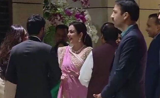 VIDEO: मुकेश अंबानी की बेटी ईशा की हुई सगाई, नीता अंबानी ने श्रीदेवी के इस गाने पर किया डांस