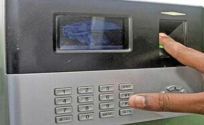 कलेक्ट्रेट के बाबू से अधिक हाईटेक हैं सफाईकर्मी