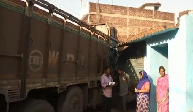 लोहरदगा : दो ट्रकों के बीच हुई जोरदार टक्कर , एक घर भी आया चपेट में, घंटो यातायात रहा बाधित