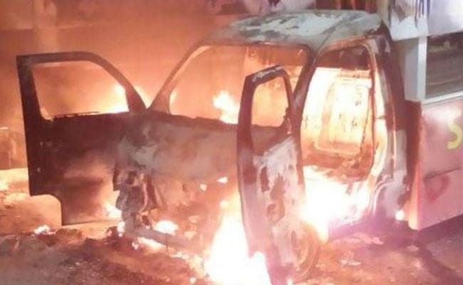 पाकिस्तान: रैली आयोजन स्थल विवाद को लेकर भिड़े पीपीपी और पीटीआई कार्यकर्ता, वाहनों में लगायी आग