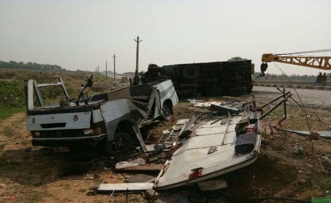 बोकारो : खड़ी बाराती गाड़ी में ट्रक ने मारी टक्कर, 30 यात्री घायल , ड्राइवर की मौत