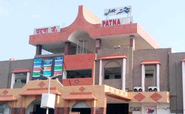 पटना : अमृतसर-हावड़ा मेल के यात्रियों से लूटपाट के दौरान दो की हत्या, एक की हालत नाजुक