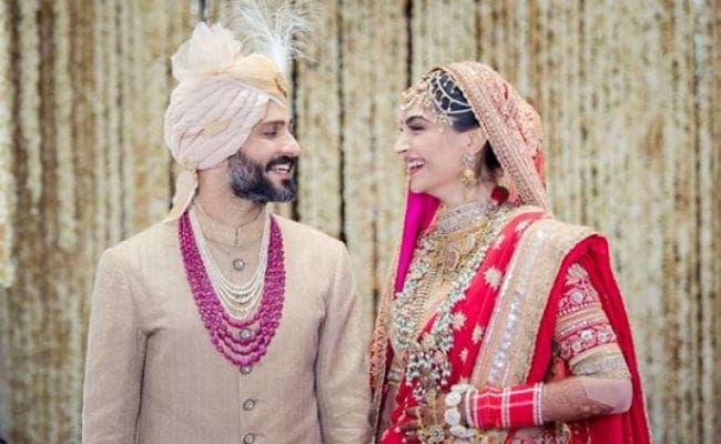 आनंद आहूजा की हुईं सोनम कपूर, देखें शादी के बाद की पहली तसवीर