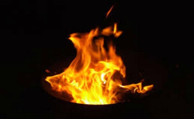 उत्तर प्रदेश : एकतरफा प्यार में पड़कर युवक ने की दरिंदगी, लड़की को जिंदा जलाया
