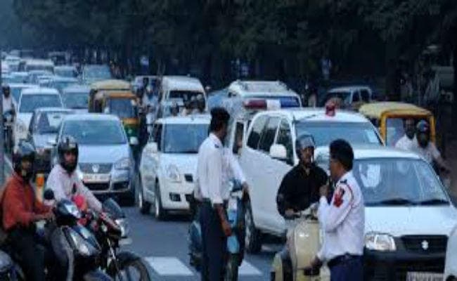 इस पुलिसकर्मी का अंदाज है निराला, गाना गाकर सीखा रहा है ''ट्रैफिक रूल्स'' का पाठ