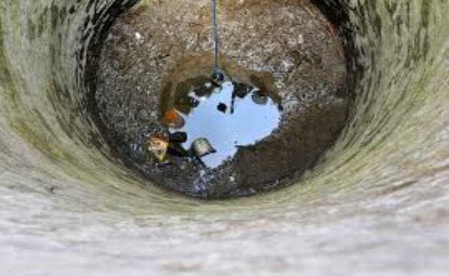 चापाकल सूखे, तालाब व चुआं से बुझ रही ग्रामीणों की प्यास