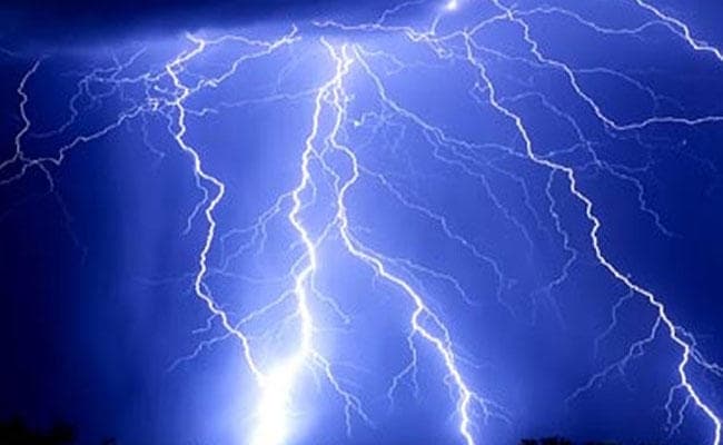 वज्रपात से जेसीबी ऑपरेटर की मौत