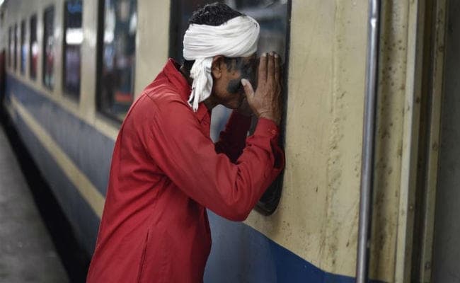 सपने हुए सच! रेलवे के मुफ्त वाई-फाई से कुली ने पास की सिविल सर्विस परीक्षा