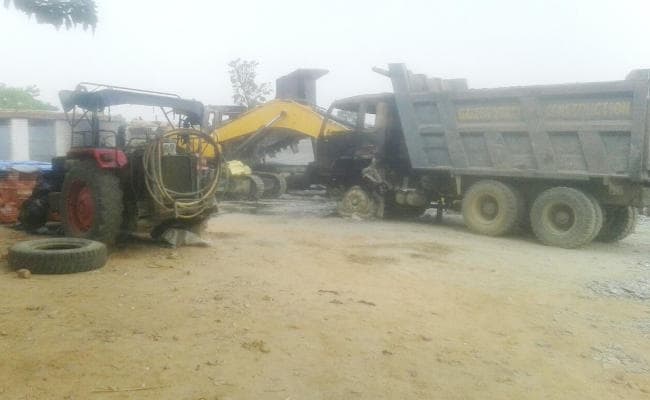 Jharkhand : लेवी नहीं देने पर नक्सलियों ने सड़क बना रही कंस्ट्रक्शन कंपनी के 10 वाहन फूंके