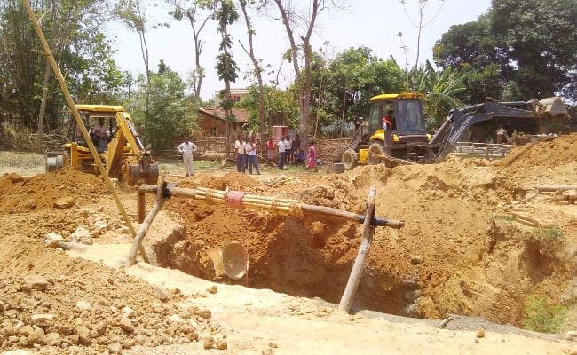 लोहरदगा : कुआंं की मिट्टी धंसने से तीन की मौत, घंटों की मशक्कत के बाद निकाले गये शव