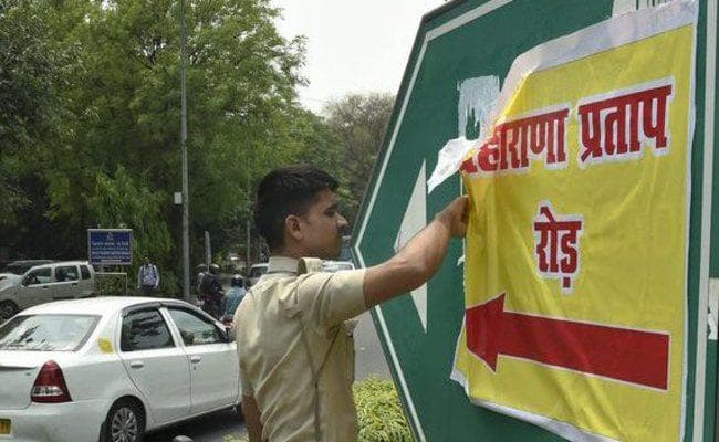 दिल्ली के अकबर रोड के साइनबोर्ड पर चिपकाया गया ‘महाराणा प्रताप मार्ग'' का पोस्टर