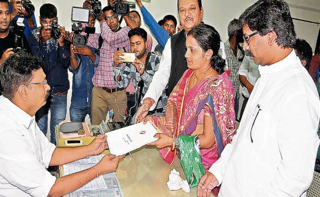 सिल्ली  विधानसभा उपचुनाव : नामांकन भरने का आज अंतिम दिन, झामुमो की सीमा देवी सहित तीन ने भरा पर्चा