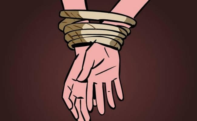 शादी के बाद पति ने मांगा 50 लाख दहेज, नहीं देने पर पत्‍नी को बनाया बंधक