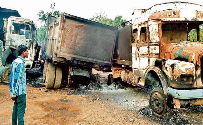 पीरटांड : 15 से 20 की संख्या में थे नक्सली, सड़क निर्माण में लगी कंपनी के 10 वाहनों में लगायी आग