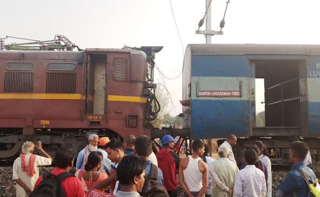 IN PICS : रांची-लोहरदगा ट्रेन के इलेक्ट्रिक इंजन में पहले ही दिन लग गयी आग, 2000 लोग थे सवार