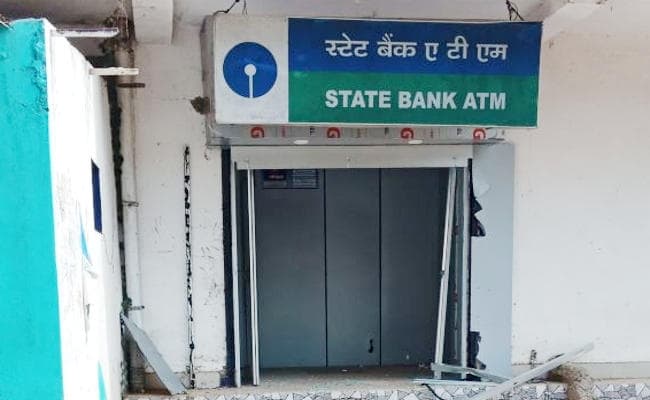 शटर तोड़कर SBI का ATM ले भागे चोर