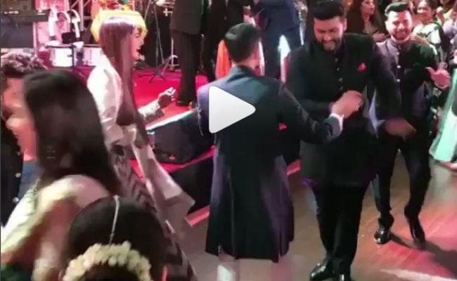 VIDEO: सनी लियोनी के गाने पर अमिताभ बच्‍चन की बेटी श्‍वेता ने किया शाहरुख संग डांस