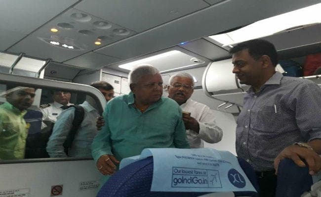 लालू प्रसाद यादव पटना पहुंचे, बेटे की शादी में होंगे शामिल