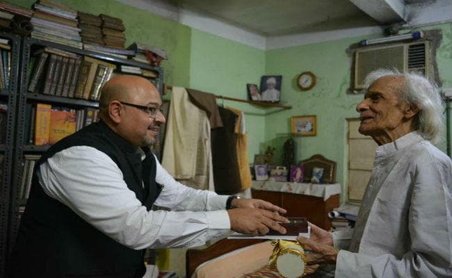 डॉ कृष्ण बिहारी मिश्र को पद्म श्री सम्मान, गृह सचिव ने घर पहुंचकर मानद पत्र व पदक किया प्रदान