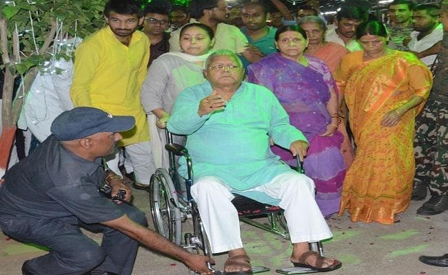 VIDEO : लालू को सामने देख भर आयीं राबड़ी की आंखें, फूल बरसा किया स्वागत