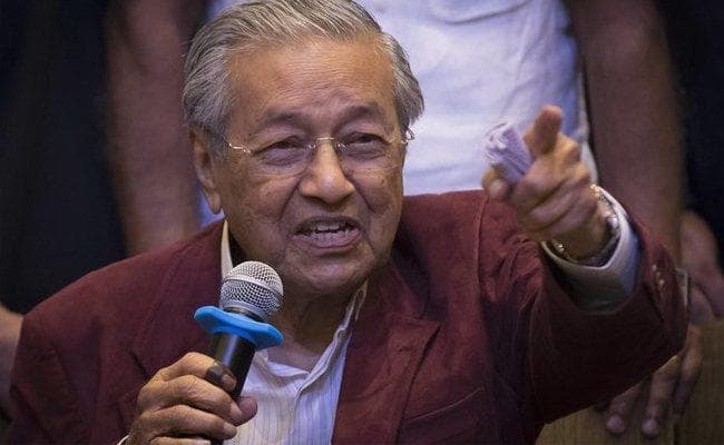 महातिर मोहम्मद ने मलयेशिया के PM पद की शपथ ली, दुनिया के सबसे उम्रदराज शासनाध्यक्ष बने