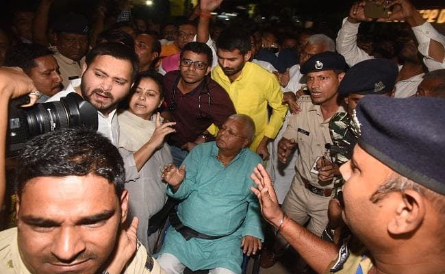 RJD का बड़ा आरोप, ‘हाथ-पैर बांध कर'' लालू को पैरोल पर छोड़ा गया