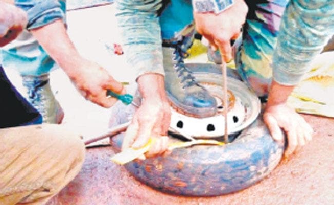 प्राइवेट कार के चक्के में छिपा कर ले जा रहे थे 12.75 किलो सोना