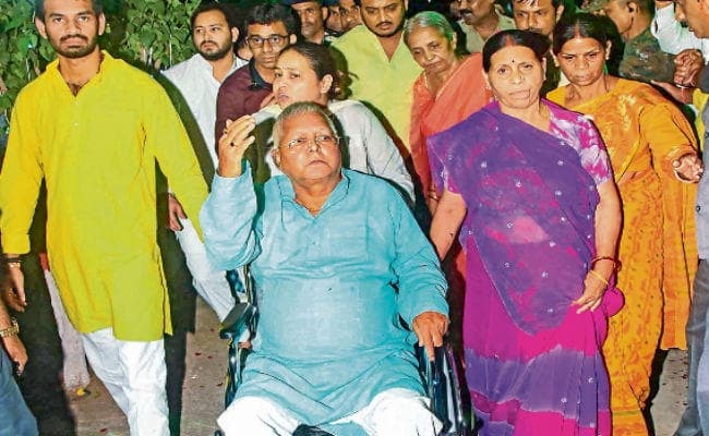 रांची : एयरपोर्ट पर कार्यकर्ताओं से बोले लालू, बेटे की शादी में सबलोग जरूर पहुंचें