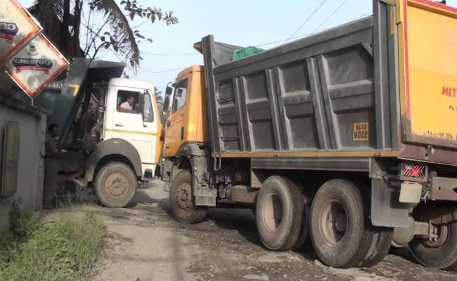 तिलक समारोह से लौट रहे तीन बच्चों को हाइवा ने रौंदा, दो मरे