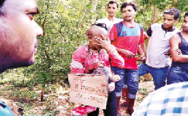 चाईबासा : युवती का किया मुंडन, गले में तख्ती व जूते की माला पहना दो घंटे तक घुमाया