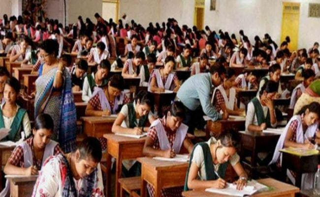 लड़की ने दर्ज करायी शिकायत NEET की परीक्षा में प्रवेश से पहले कहा गया अंत:वस्त्र खोलकर जायें...