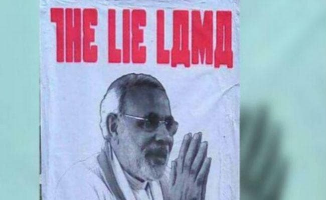 दिल्ली की दीवारों पर लगे पोस्टर, पीएम मोदी की फोटो के साथ लिखा- द लाई लामा